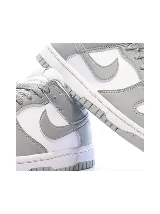 Dunk Low Baskets Blanches/Grises Femme Nike 7