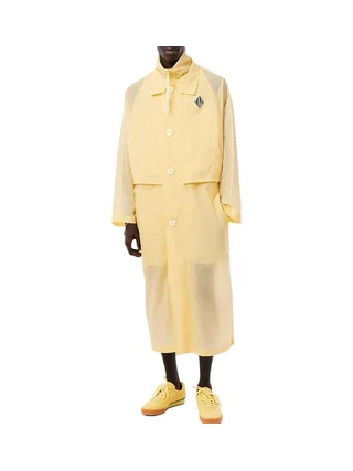 Parka longue transparente Jaune Homme LACOSTE défilé sur podium 1